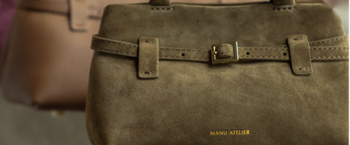 Замшевая сумка Manu Atelier с ремешком и золотой пряжкой крупным планом